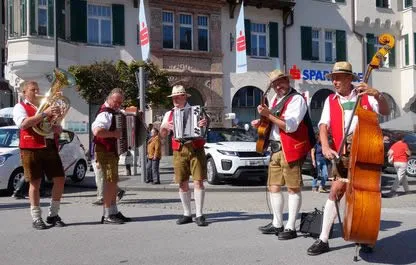 fünf Musiker spielen auf der Straße