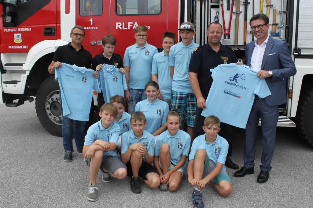 Vorstandsvorsitzender Wolfgang Dinhof, MBA, Bezirksfeuerwehrkommandant Stv. BR Christian Edlinger, Jugendbetreuer OBI Gerhard Homola bei der Übergabe der Polo-Shirts.
