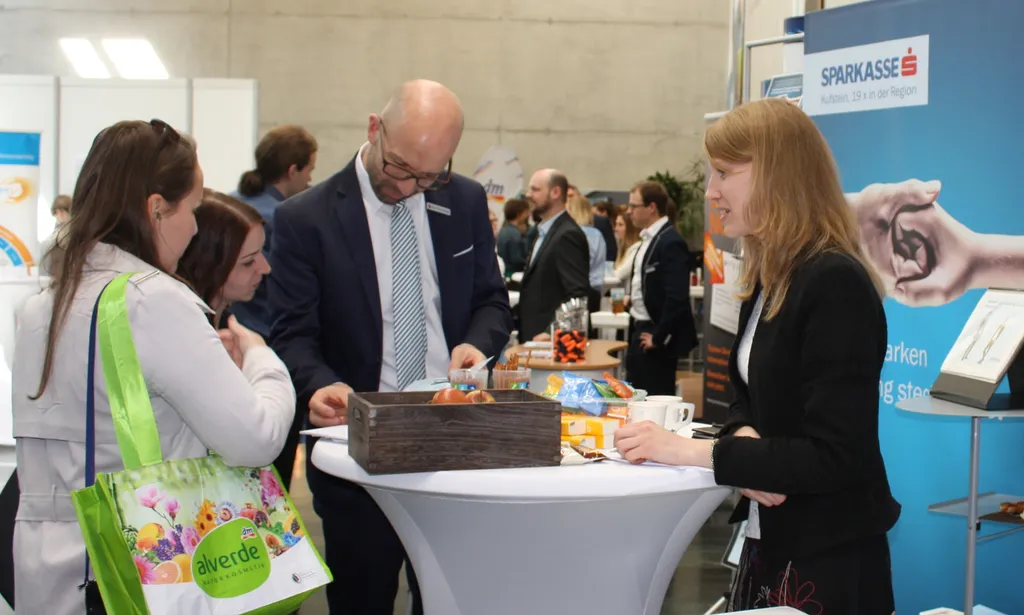 Freuten sich über die vielen Interessenten bei der diesjährigen Karrieremesse. Sparkassen-Personalleiter Mag. (FH) Hannes Widmann, MSc und Bianca Moser BA vom Vertriebs- und Personalmanagement der Sparkasse Kufstein. Foto: Sparkasse