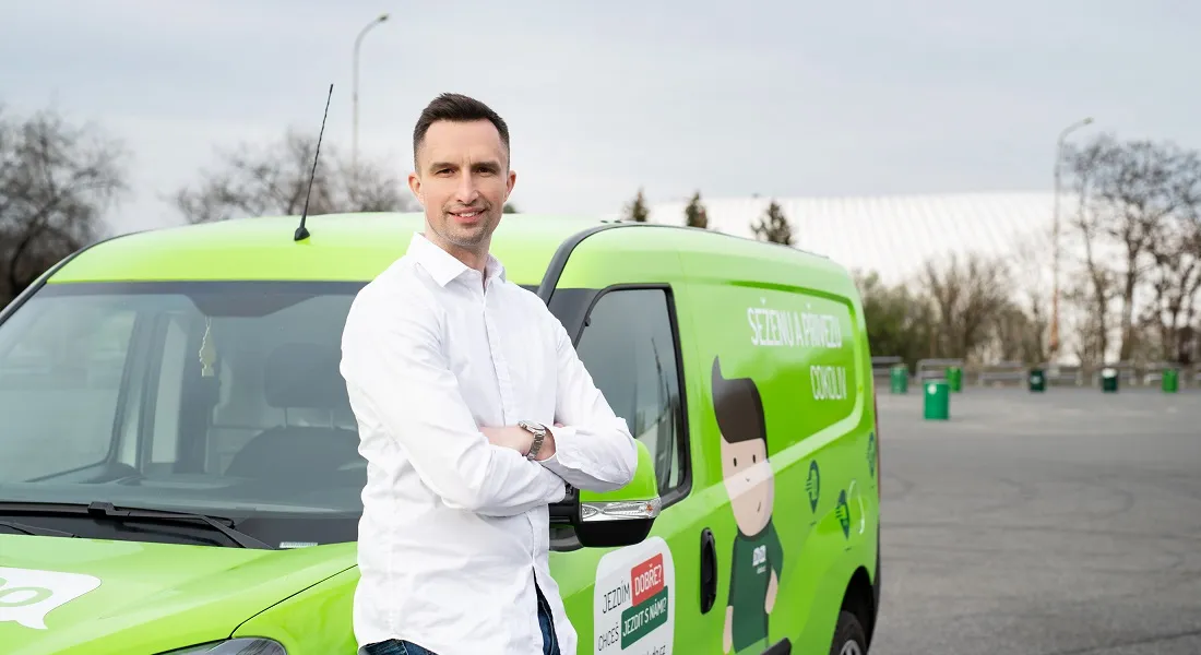 majitel firmy DoDo před kurýrním vozem