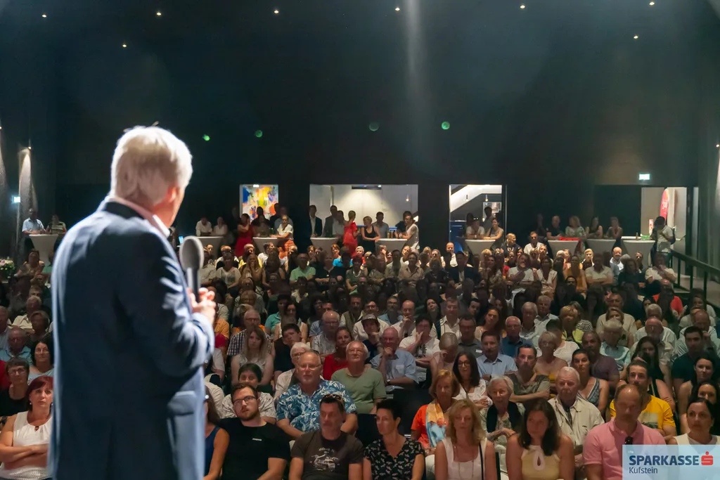 Mann redet auf Bühne vor vielen Menschen