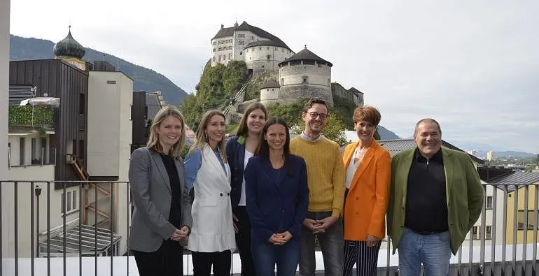 sieben Personen vor Festung Kufstein