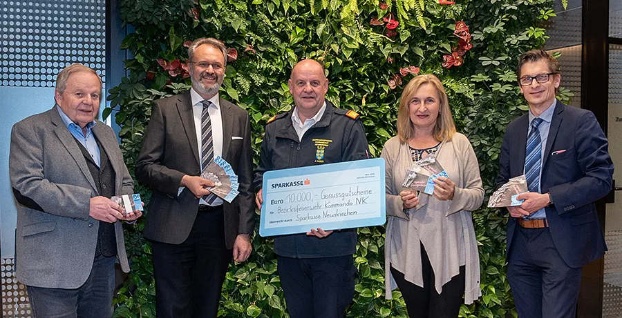 Foto: Bezirksfeuerwehrkommandant Josef Huber nimmt 10.000 Euro Genussgutscheine als Dankeschön für den Einsatz beim Waldbrand in Hirschwang entgegen. V.l.n.r.: Kurt Rohringer, Peter Prober, Josef Huber, Gertrude Schwebisch, Stefan Schwarz.