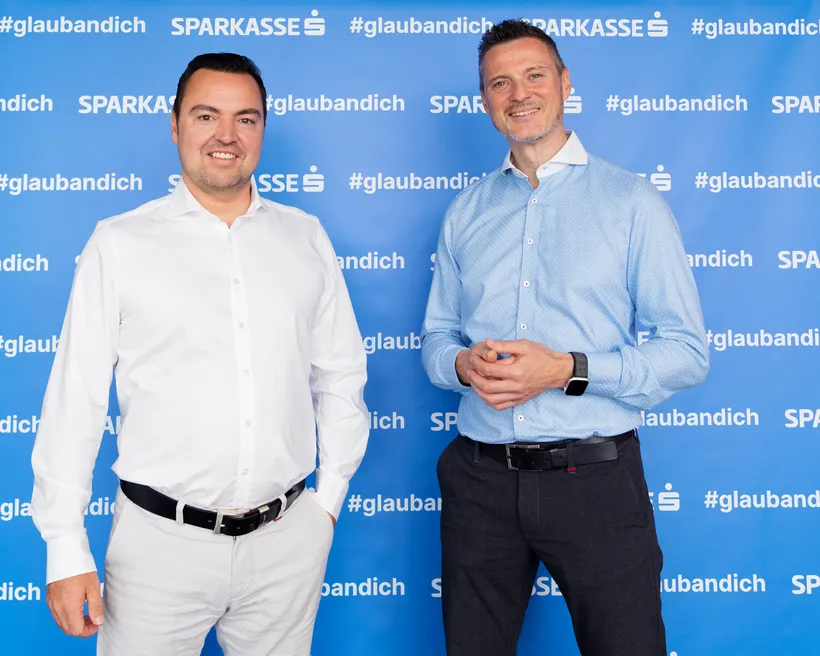Ingmar Schwabl, Geschäftsführer s REAL (links) und Martin Modersbacher, Leiter Privater Wohnbau Tiroler Sparkasse präsentieren die Wohnbaustudie 2023.