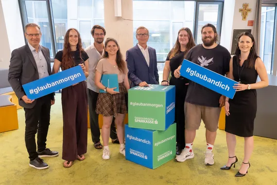 Gruppenfoto mit 8 Personen