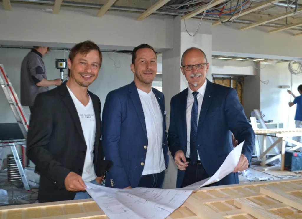 Marcel und Roché Bosek zeigen Prokurist Christian Födinger von der Sparkasse Bludenz die Details zum Umbau.