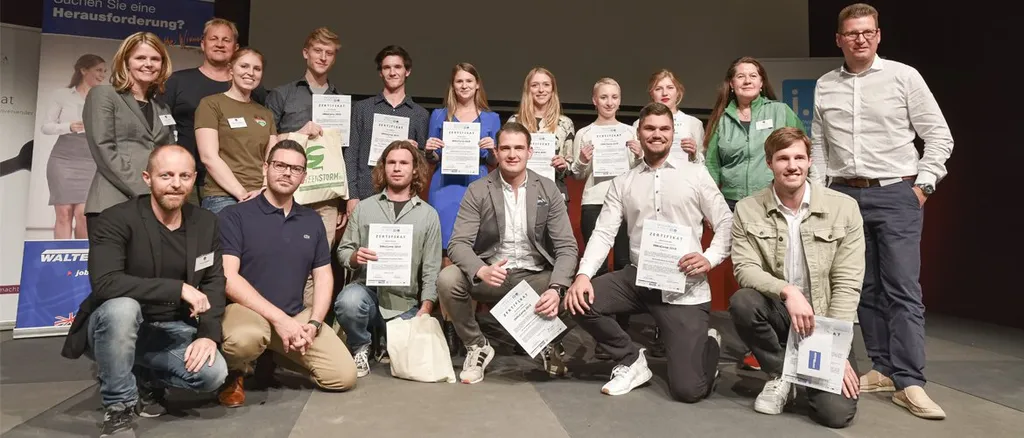 Studierende Personen lachen in die Kamera