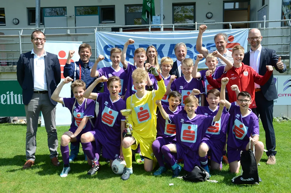 Sparkasse Schülerliga Fußball: Bezirksmeister NMS Niederndorf mit Betreuer, Organisatoren und Sponsoren. V.l.n.r.: Schülerliga-Bezirksreferent Dir. Rudolf Ritzer, Coach Peter Esterl (NMS Niederndorf), Angelika Hartl BA (Sparkasse Kufstein), Geschäftsstellenleiter Gottfried Guggenberger (Sparkasse in Wörgl), Ehrengast Roland Kirchler und Marketingleiter Prok. Mag. Hannes Widmann (Sparkasse Kufstein).<br><br> <b>Fotos: hn media/nageler</b>