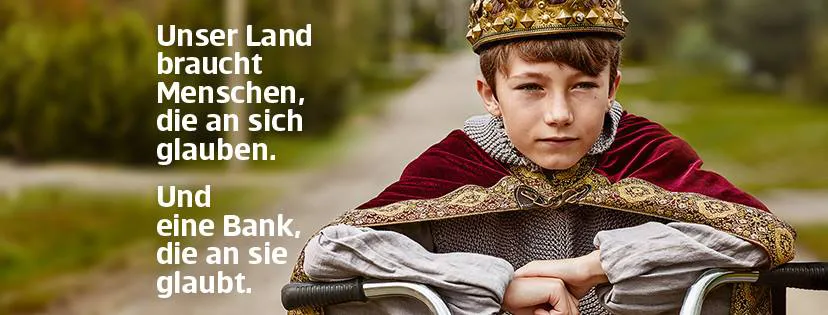 kleiner Junge mit Krone und Rittermantel