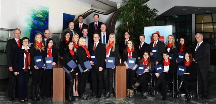 stehende Frauen und Männer mit Auszeichnung in der Hand 