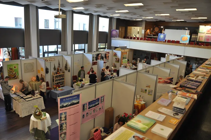 Ausstellung von oben fotografiert 