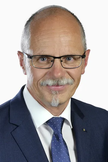 „Mit CYBER PROTECT hat Ihre IT ein finanzielles Auffangnetz. Interessiert? Dann kontaktieren Sie mich. Kostenlos. Und unverbindlich.“, so Prokurist Christian Födinger von der Sparkasse Bludenz.