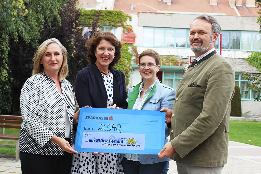 Scheckübergabe der Sparkasse Neunkirchen für die Aktion „ein Stück Ferien!“. Personen v.l.n.r.: Vorstandsdirektorin Mag. Gertrude Schwebisch, MBA MRICS, Bezirkshauptfrau Mag. Alexandra Grabner-Fritz, Michaela Schneidhofer, MSM, Vorstandsdirektor Dr. Peter Prober