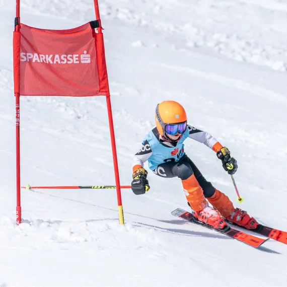 Junge fährt Ski