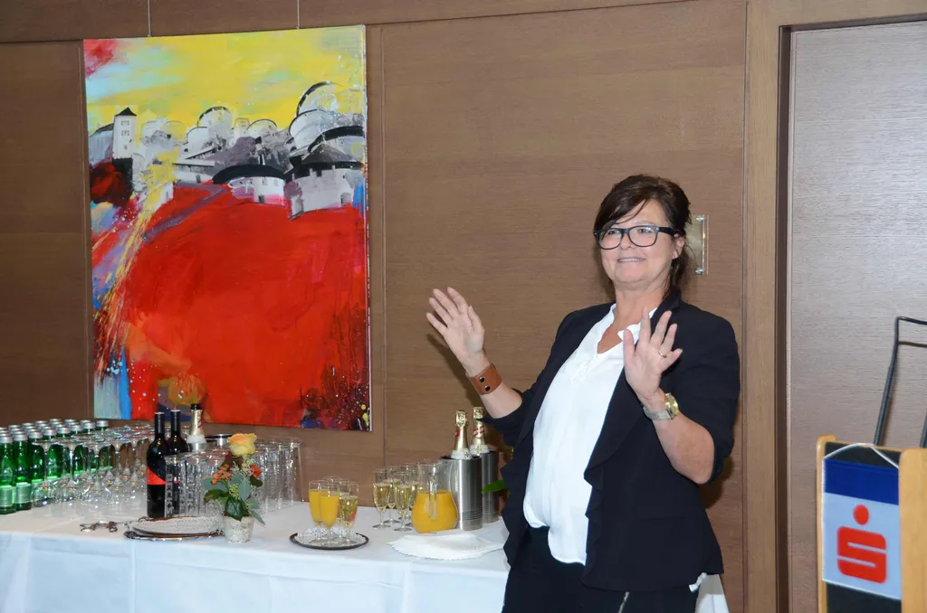 Die Kufsteiner Künstlerin Gabi Kaltenböck ganz in ihrem Element. Sie präsentierte Ihren aktuellen Werkezyklus in der „Kunststiege“ der Sparkasse Kufstein. Foto: Nageler