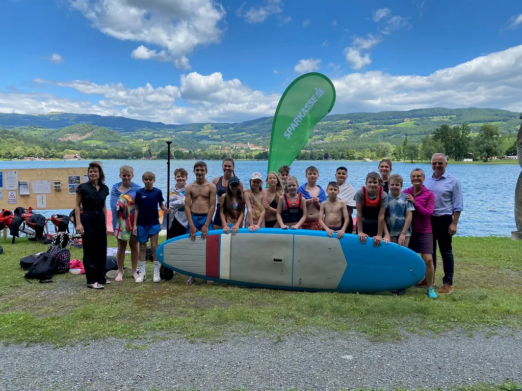 Die Schüler:innen und Vertreter:innen der Sparkasse Pöllau am Stubenbergsee