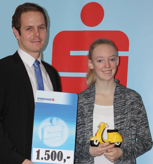ein Mann hält eine Sparkasse Tafel in der Hand und eine Frau hält einen gelben Motorroller in der Hand