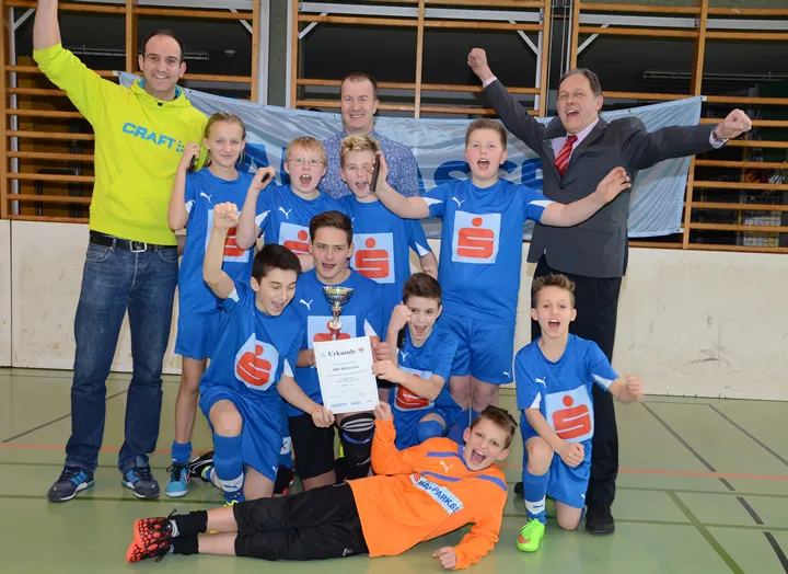 jubelnde Kinder und Männer