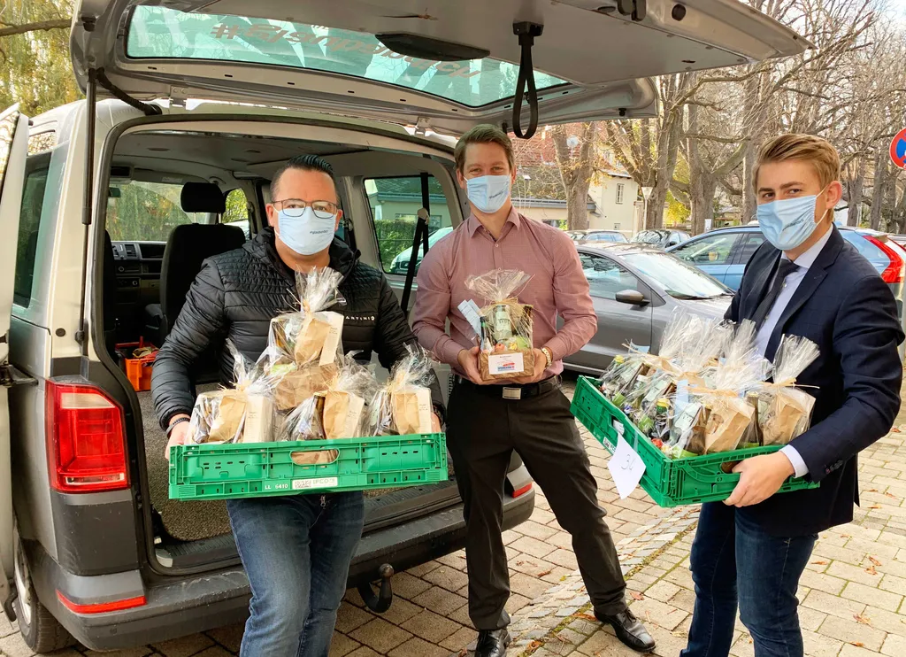 Sparkassen-Betriebsräte Harald Reiterer, Christoph Weinzetel und René Panholzer beim Ausliefern der regionalen Schmankerl-Körbe an die Mitarbeiter