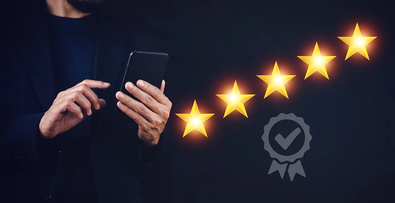 Zwei Hände, 5 goldene Sterne als Symbol für 5 Investmenttipps