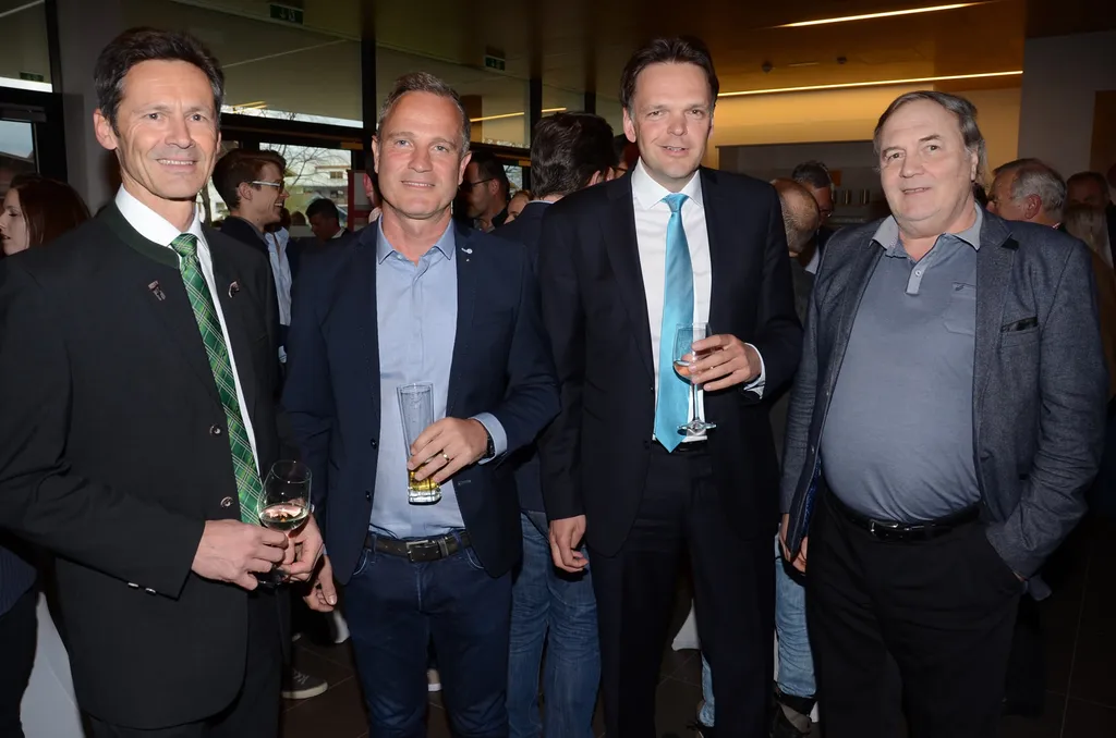 Die Sparkasse in Ebbs startete ihre eigenen Tage der offenen Tür mit dem Sponsoring des Unternehmerabends. V.l.n.r.: Geschäftsstellenleiter Johann Wegmair, Josef Freisinger, GF Unternehmensgruppe Freisinger, Bereichsleiter Prok. Otte Dialer - Sparkasse Kufstein und Apotheker Mag. parm. Dr. Lorenz Friedl.  Foto: Nageler