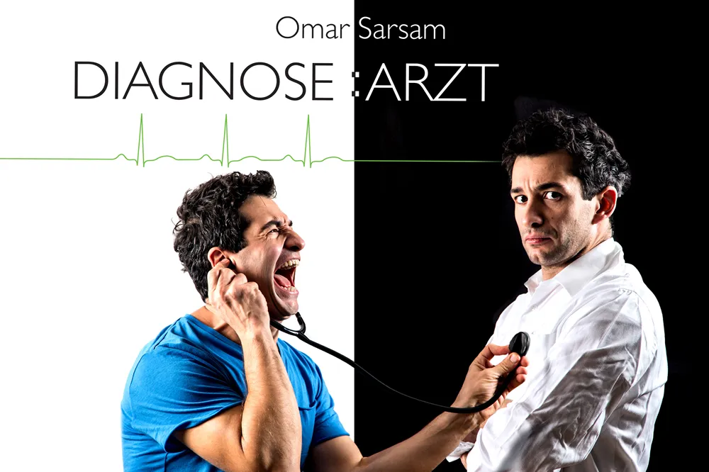 Kabarettist Omar Sarsam auf seinem Plakat mit Stethoskop
