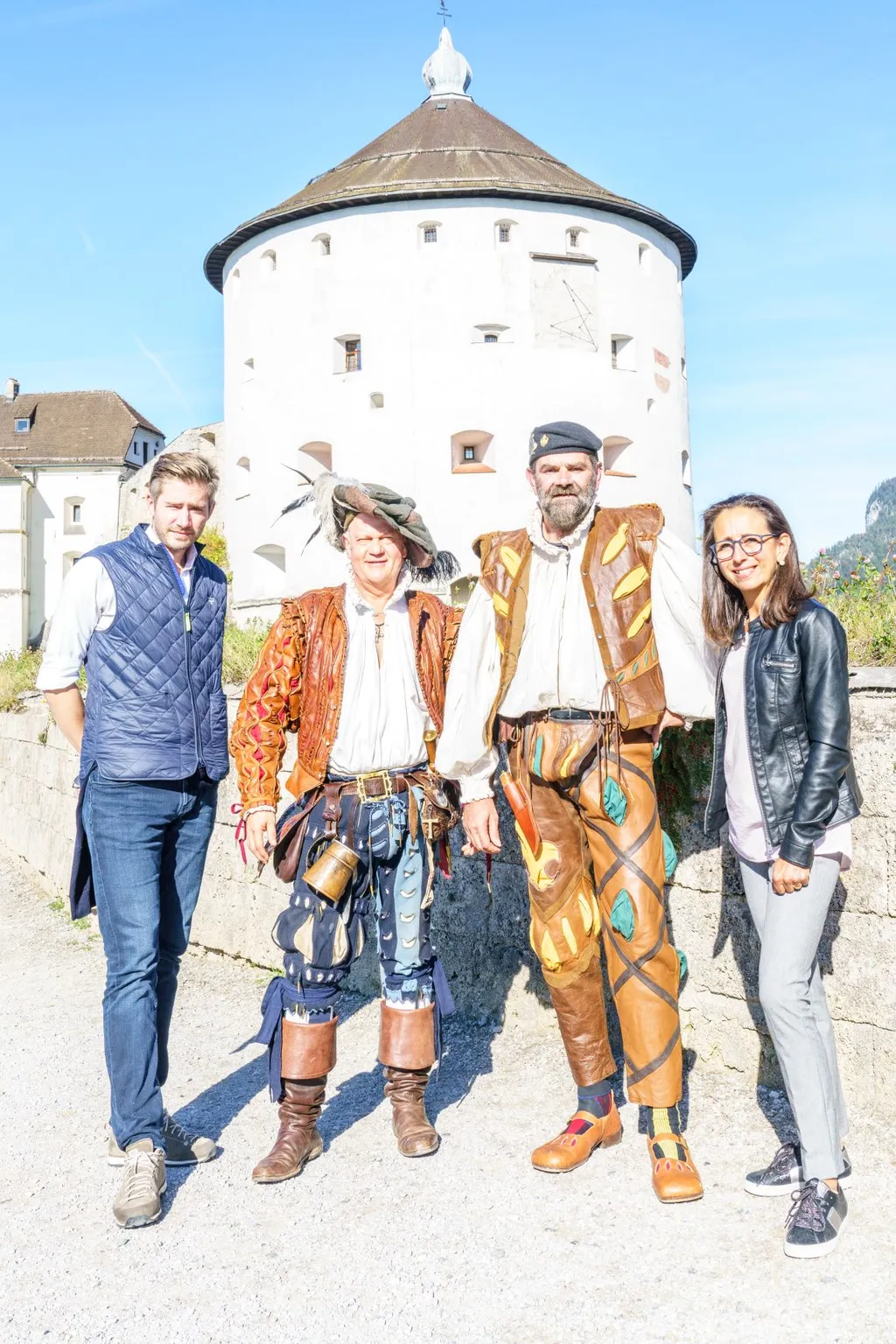 4 Personen lächeln in die Kamera