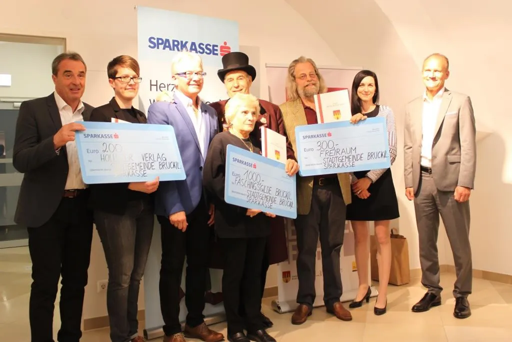 Die Preisträger mit den Vertretern der Stadtgemeinde sowie von der Sparkasse Filialdirektorin Bettina Kellner und Vorstandsdirektor Wolfgang Poppe.