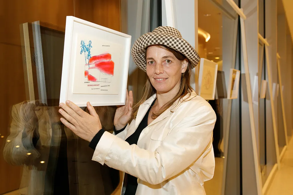 Die Feldkircher Künstlerin Barbara Anna Husar hat anlässlich des 800-jährigen Stadtjubiläums die Grafikedition Feldkirch 800 gestaltet. Diese wird in der Gisinger Sparkasse ausgestellt.  Fotos @ Bernd Hofmeister