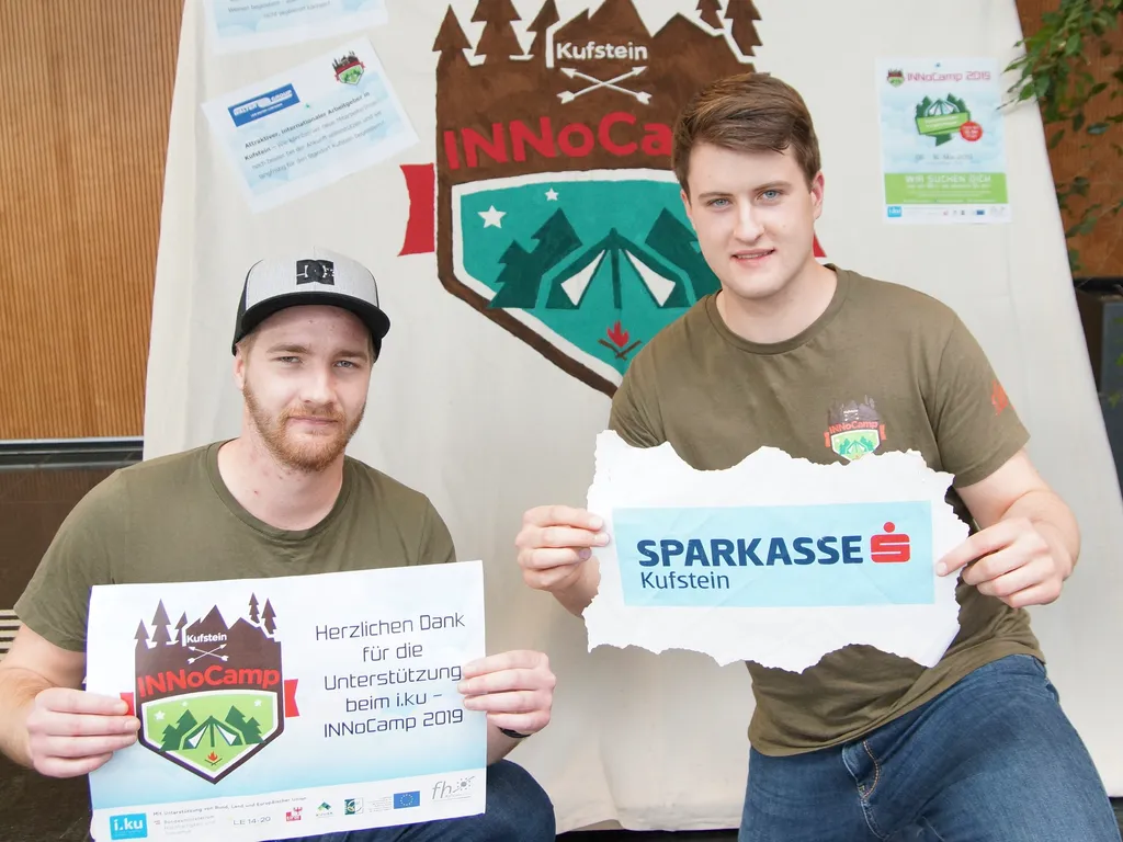 Zwei Männer mit Plakaten in der Hand