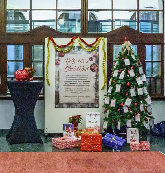 Foto von weihnachtlicher Dekoration mit Christbaum und Geschenken für Hilfe für's Christkind