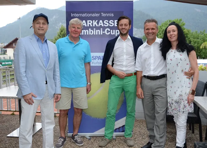 vier Männer und eine Frau stehend vor Sparkasse-Bambini-Cup Aufsteller