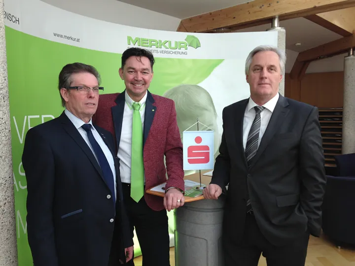 drei Männer vor Merkur die Gesundheits-Versicherung Plakat