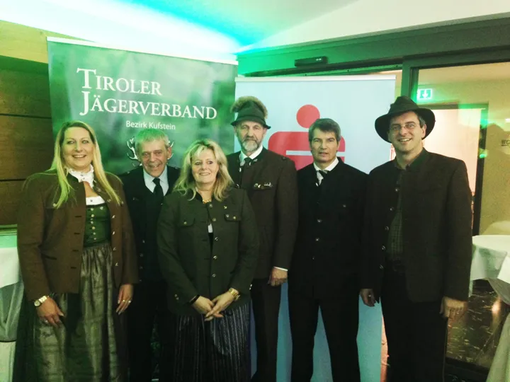 vier Männer und zwei Frauen stehen vor einem Tiroler Jägerverband Aufsteller