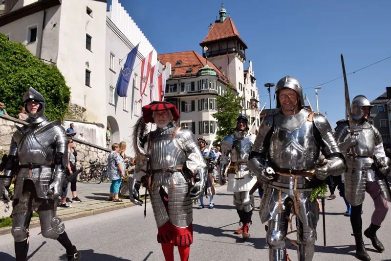 Die Festung verwandelte sich am Pfingstwochenende zu einer Ritter-hochburg. Im Bild: Der Einzug der Ritter mit prominenter Beteiligung – Vorne v.l.n.r. Hugo Oberkofler, Dr. Gerhard Lehmann und Dir. Gerhard Holzeisen. Fotonachweis: TT/Mader