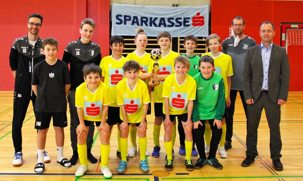 Gruppenfoto, Kinder mit Sportkleidung und Pokal