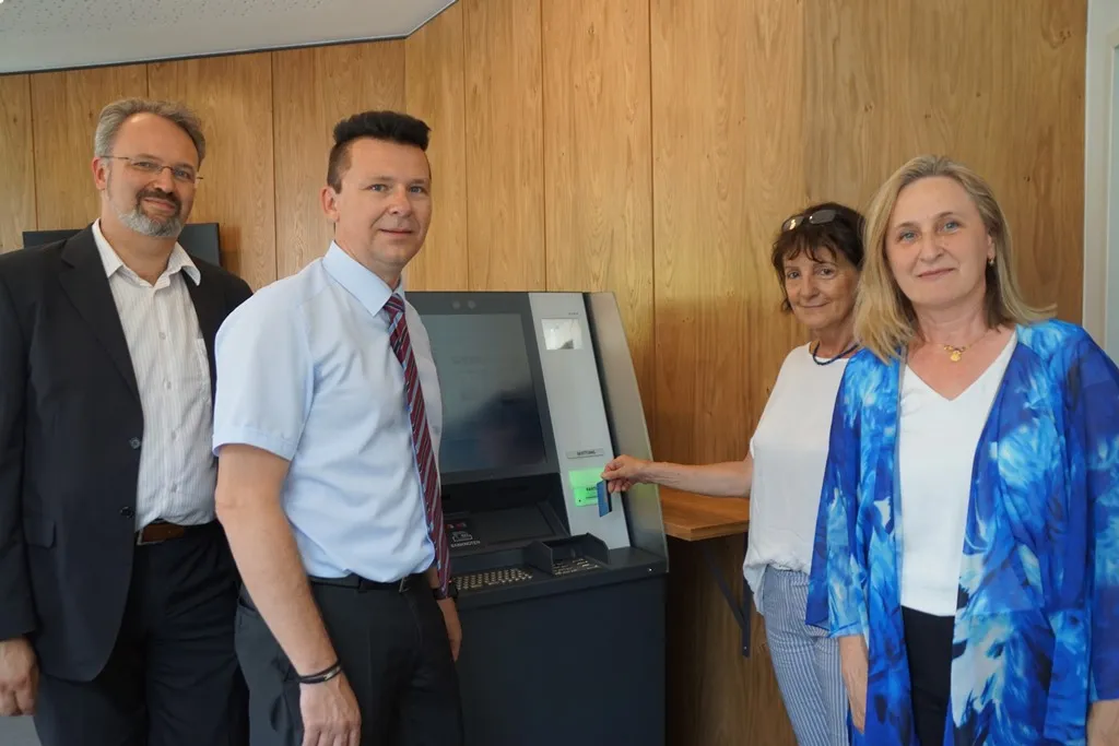 Die moderne SB-Filiale in der Wiener Straße 22 in Gloggnitz steht KundInnen und Kunden seit Mitte Juni für ihre Geldgeschäfte zur Verfügung.