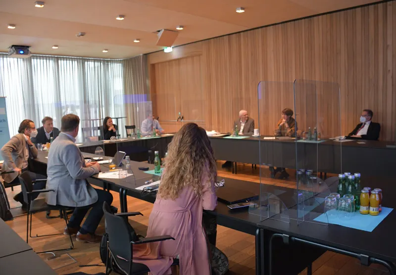 Die Jury bei der Sitzung, in der die fünf Gewinner gekürt wurden. Im Bild v.l.n.r.: Peter Wachter (GF Wirt-schaftskammer Kufstein), Josef Feichtner (Unterberger Immobilien), Thomas Ebner (GF Stadtmarketing Kuf-stein), Sabine Schernthaner (Kufgem Kufstein), Roland Klingler (Sparkasse Kufstein), Tanja Rehberger (STADTUP-Projektmanagerin, Standortmarketing Kufstein), Claus Kohlbacher (GF Emberger Kohlbacher Rauch), Sandra Bodner (Bodner Gruppe) und Bgm. Martin Krumschnabel. Fotonachweis: Stadtgemeinde Kufstein/Kleinheinz