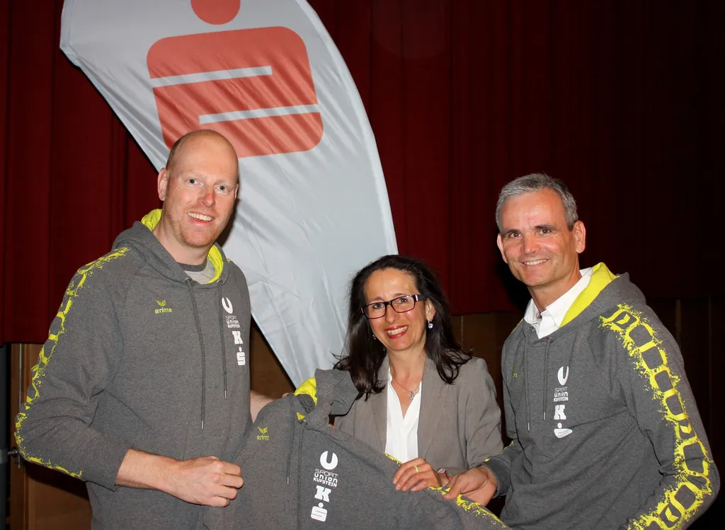 Sportunion-Obmann Michael Seywald, Daniela Bucher (Sponsor Sparkasse Kufstein) und Obmann-Stv. Mag. Andreas Huter bei der ersten Anprobe des „uniformen“ Outfits. Fotos: Sparkasse