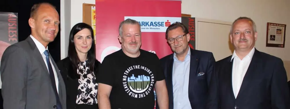 Foto (v.l.n.r.) Sparkassen-Vorstandsdirektor Wolfgang Poppe, Filialdirektorin Bettina Kellner, Kabarettist Mike Supancic, Manfred Bartalszky, Vorstandsdirektor und Alois Maurer, Landesdirektor der s Versicherung.