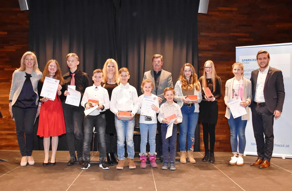 Dr. Sonja Melzer (Direktorin der LMS Schwaz), Verena Hellweger (Sparkasse Schwaz), Elmar Kobald (Obmann Förderverein der LMS) und Bürgermeister Mag. Dominik Mainusch gratulierten herzlich zu den tollen Leistungen der jungen Künstlerinnen und Künstler
