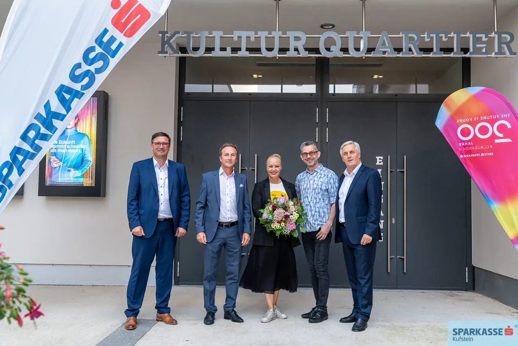 fünf Personen vor Kultur Quartier