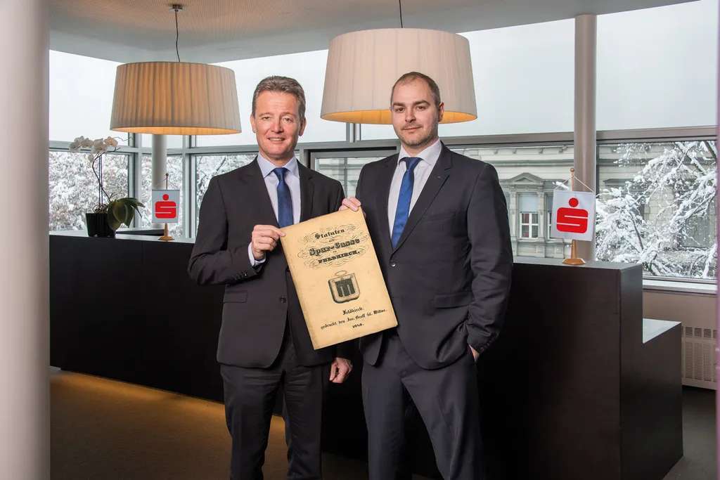 Foto: Vereinsvorsteher Dr. Ernst Dejaco und Vorstandsdirektor Mag. (FH) Daniel Mierer mit den ersten gedruckten Statuten der Sparkasse Feldkirch