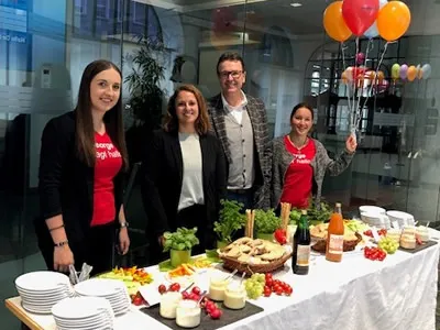 vier Personen hinter Buffettisch