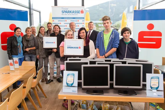 Schüler freuen sich über die neuen Monitore