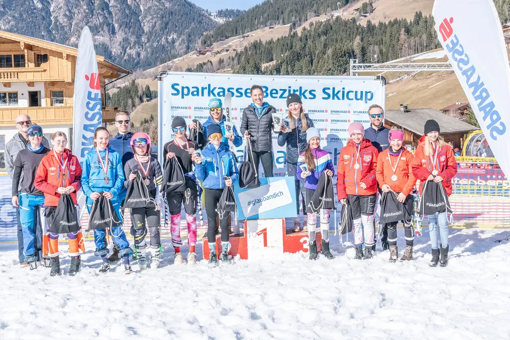 Siegerfoto im Schnee, Kinder halten stolz ihre Medaillen