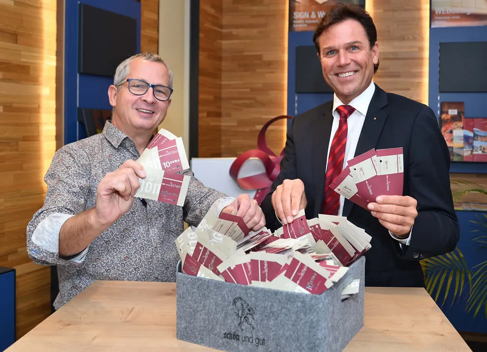  Peter Knauer und Max Stock ziehen die Gewinn-Nummern, welche unter www.schoenundgutinmayrhofen.at veröffentlicht werden.
