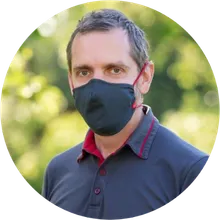 Spolumajitel firmy v roušce