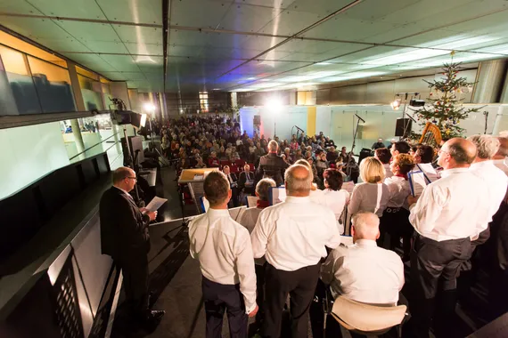 Anklöpfler-Chor der Sparkasse vor andächtigem Publikum