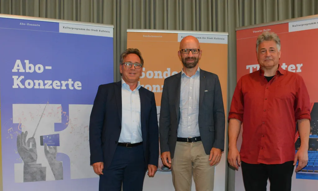 drei Herren lächeln in die Kamera